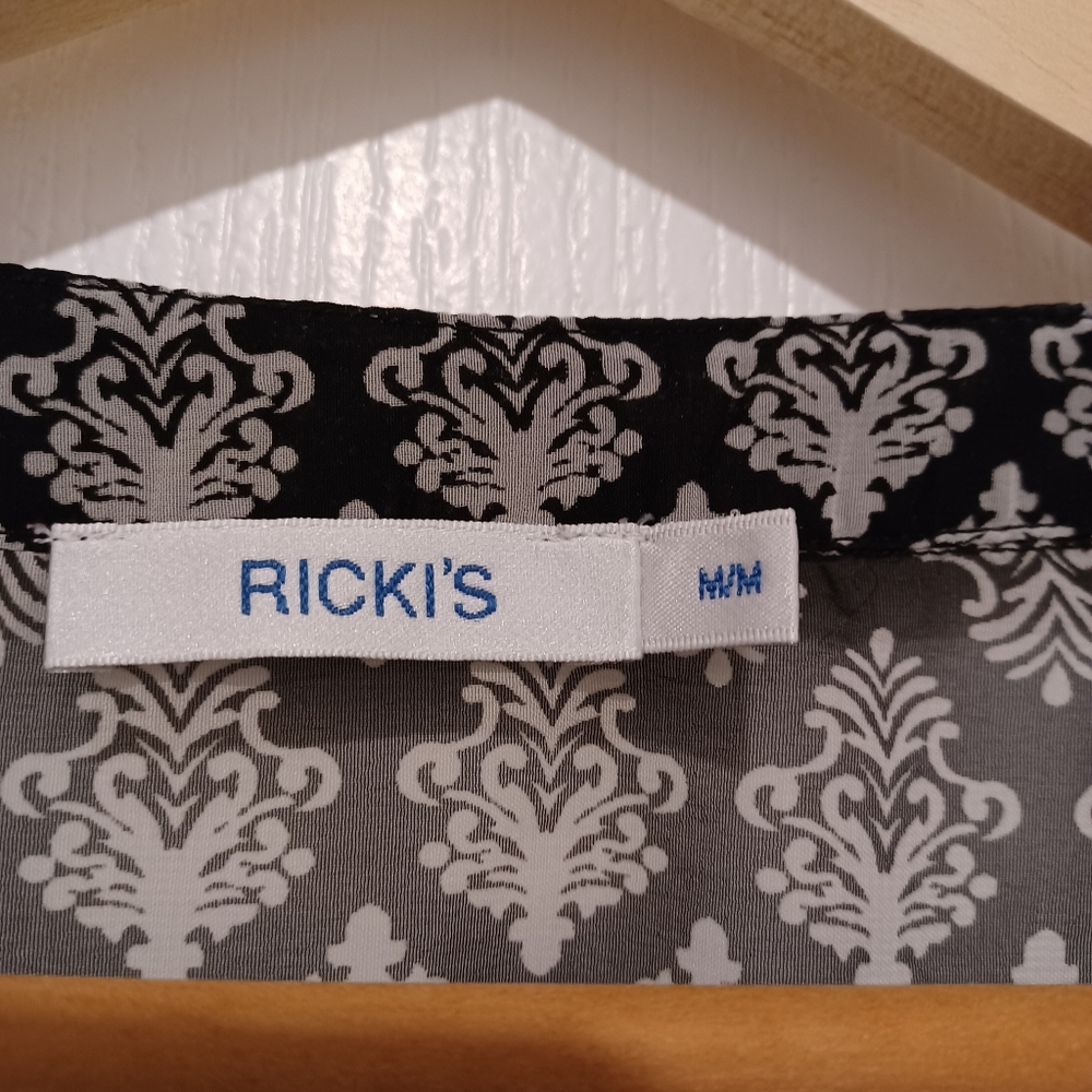 ✨️ 5 for $15 - Ricki's Black and Pink Patterned Top - Picture 9 of 9